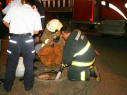 Las tapas de algunas alcantarillas en la zona salieron proyectadas por la explosión. A. GARCÍA  /