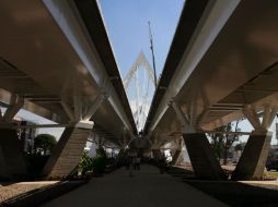 El gobernador inauguró ayer el parque que acompaña la obra vial del puente atirantado. A. GARCÍA  /