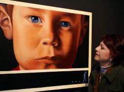 Rosalba Espinosa observa su pieza nombrada Tenía..., trabajada en óleo sobre tela y papel. N. GUTIÉRREZ  /