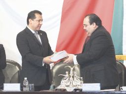 Raúl Plasencia entrega su informe anual al diputado Carlos Ramírez, presidente de la Comisión Permanente del Congreso. EL UNIVERSAL  /