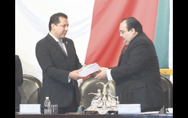Raúl Plasencia entrega su informe anual al diputado Carlos Ramírez, presidente de la Comisión Permanente del Congreso. EL UNIVERSAL  /