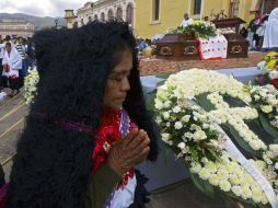 Una indígena expresa su dolor con rezos ante el féretro del obispo Samuel Ruiz García. NTX  /