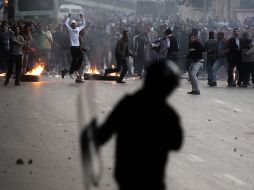 Manifestante egipcios enfrentan a las fuerzas policiales durante una protesta en el centro de El Cairo, Egipto. AP  /
