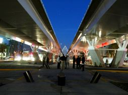 Autoridades estatales estrenaron por la noche el parque lineal bajo el Puente Matute Remus. E. BARRERA  /