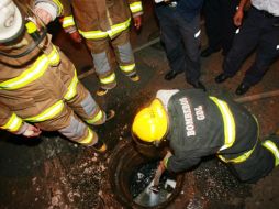 Bomberos y personal del SIAPA lavaron el drenaje para evitar una nueva acumulación de gases e hidrocarburos. A. GARCÍA  /