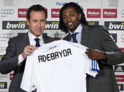 Jorge Valdano le dio la bienvenida a Emmanuel Adebayor.  AP  /