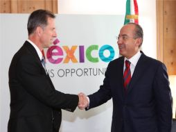 El Presidente mexicano Felipe Calderón y Don J. Walker presidente de Magna International. NOTIMEX  /