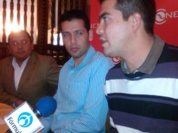 Al centro el presidente de la CONEM, Fernando Mancilla acompañado a la derecha por el presidente de la FEU, Marco Núñez. R ZAPATA  /