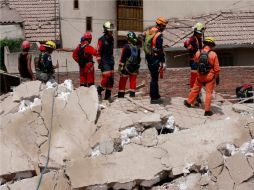 Equipos de rescate buscan a los trabajadores desaparecidos durante el derrumbe de un edificio en Bolivia. AP  /