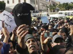 Antes del anuncio del nuevo Ejecutivo, miles de personas continuaron hoy manifestándose contra el Ejecutivo. ARCHIVO  /