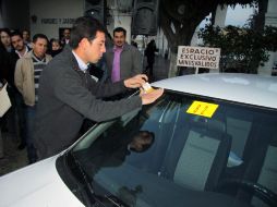 El alcalde Miguel Castro Reynoso pegó las primeras calcomanías a los vehículos oficiales del Ayuntamiento de Tlaquepaque. ESPECIAL  /