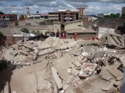 Las brigadas de rescate comenzaron a perforar túneles para llevar a los atrapados una cámara, micrófonos, comida y oxígeno. AP  /