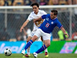 Christian Giménez recibe una pelota, bajo la marca de Efraín Velarde (atrás), de Pumas. MEXSPORT  /