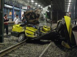 Aspecto del automóvil destruido tras chocar con el tren ligero en la estación 18 de marzo. M. PATIÑO  /