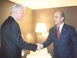 Bill Clinton saluda al Presidente Felipe Calderón, en Davos. NTX  /