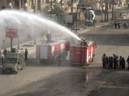 Policías anti disturbios utilizan agua a presión para dispersar una protesta pública en Suez, Egipto. EFE  /