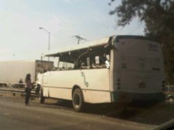 Fotografía de la unidad de transporte público dañada por el percance difundida en Twitter por el usuario @marioramosg. ESPECIAL  /