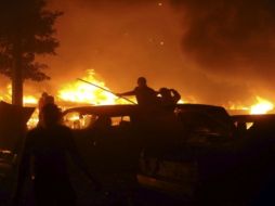 Manifestantes egipcios destrozan y queman los coches estacionados frente a la sede del partido Nacional Demócrata. EFE  /