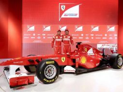 Los pilotos de Ferrari Fernando Alonso (d) y el brasileño Felipe Massa mostrando el Ferrari F150. EFE  /