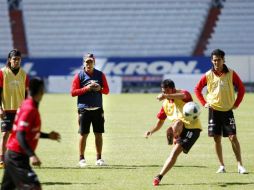 Benjamín Galindo prepara a sus jugadores para conseguir su cuarta victoria en el torneo. E. PACHECO  /