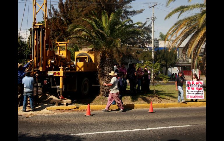 Ante la presencia de maquinaria para hacer estudios de suelo, ayer los vecinos de la zona salieron a manifestarse en contra. A. GARCÍA  /