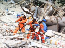 Bolivianos, brasileños, peruanos, chilenos y argentinos realizan labor de rescate en Lima. AFP  /