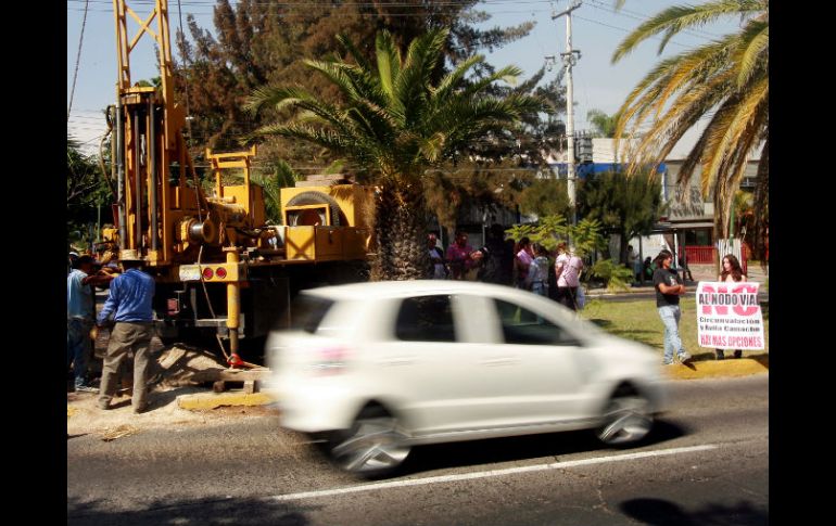 Vecinos tenían programada ayer una manifestación, la cual se convirtió en una sesión informativa tras el acuerdo del jueves. A. GARCÍA  /