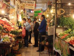 Los pasillos del popular mercado se llenan de color cada mañana. A.HINOJOSA  /