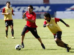 Gerardo Espinoza conduce la pelota ante la marca de el “Macue” Robles. E. PACHECO  /