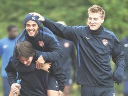 Carlos Vela (arriba) bromea con sus compañeros en uno de sus últimos entrenamientos con Arsenal, en este torneo. GETTY IMAGES SPORT  /