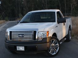 En la imagen exterior de esta F-150 transformada, destacan la parrilla y el juego de rines. M.CASTILLO  /