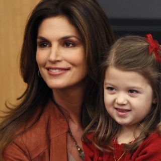Cindy Crawford visita hospital pediátrico en Ohio