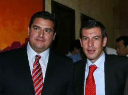 Los alcaldes Héctor Vielma (izquierda) y Miguel Castro dan forma a los compromisos tomados entre los ocho alcaldes de la ZMG. ARCHIVO  /