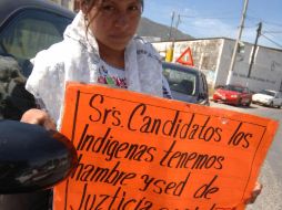 Una indígena de Guerrero sostiene un cartel en el que pide a los candidatos a la gubernatura que los tomen en cuenta. NTX  /