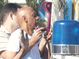 Un policía sube a Guillermo Fariñas a la patrulla. El disidente intentaba colocar una ofrenda en un monumento a José Martí. EFE  /