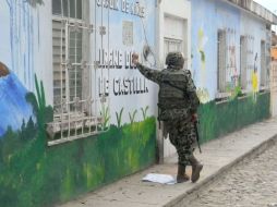 Un militar custodia el centro preescolar que fue escenario del enfrentamiento en Pantanal, Nayarit. EL UNIVERSAL  /