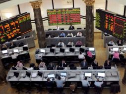 Fotografía de archivo tomada en 2009 que muestra a corredores de bolsa en el parqué egipcio en El Cairo. EFE  /