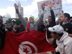 Habitantes de la región central de Kasserine protestan a las afueras del Palacio de Gobierno en Túnez. EFE  /