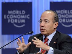 Entrevistado a bordo Felipe Calderón fue entrevistado dentro del avión presidencial aún en suelo suizo. EFE  /