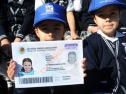 Una niña muestra una réplica gigante de la cédula de identidad. NTX  /