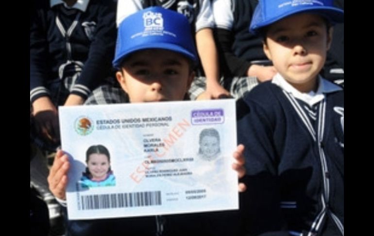 Una niña muestra una réplica gigante de la cédula de identidad. NTX  /