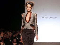 Una modelo presenta una creación de la diseñadora turca Erkan Coruh.EFE  /