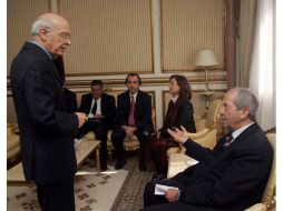 El primer minsitro tunecino Mohamed Ghannouchi (i) charla con el nuevo ministro tunecino de Asuntos Sociales, Mohamed Ennaceur (d). EFE  /