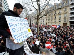 Extranjeros y egipcios se refugian en el aeropuerto por peligrosas manifestaciones en las calles de El Cairo. EFE  /