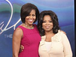 La presentadora Oprah Winfrey (d) junto a la primera dama de EU, Michelle Obama. AP  /