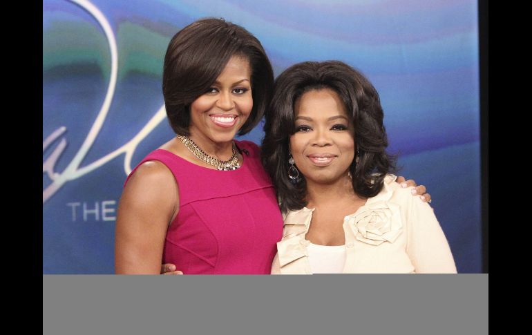 La presentadora Oprah Winfrey (d) junto a la primera dama de EU, Michelle Obama. AP  /