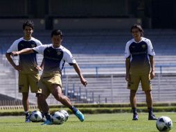 Juan Carlos Cacho (c.), en un entrenamiento de UNAM, en el Estadio Olímpico de Ciudad Universitaria. MEXSPORT  /