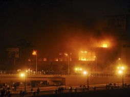 El edificio de la sede central del gobernante Partido Nacional Democrático (PND) del presidente Hosni Mubarak arde en llamas. EFE  /