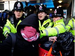 Policías intentan impedir que unos manifestanes se acerquen al presidente del Sindicato Nacional de Estudiantes.EFE  /