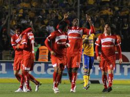 Jugadores del Toluca festejan el gol marcado por Esquivel, al minuto 52. MEXSPORT  /